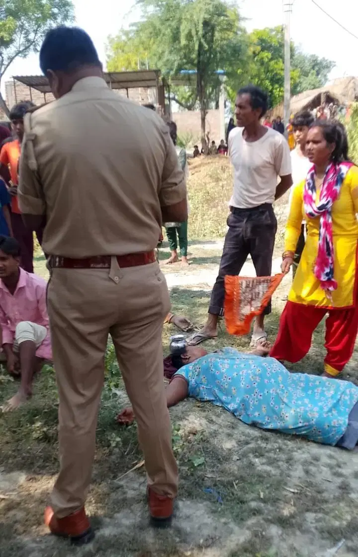 घटना स्थल पर घायल महिला जमीन पर पड़ी,पुलिस कर्मी कर रहा पूछतांछ
RExpress भारत