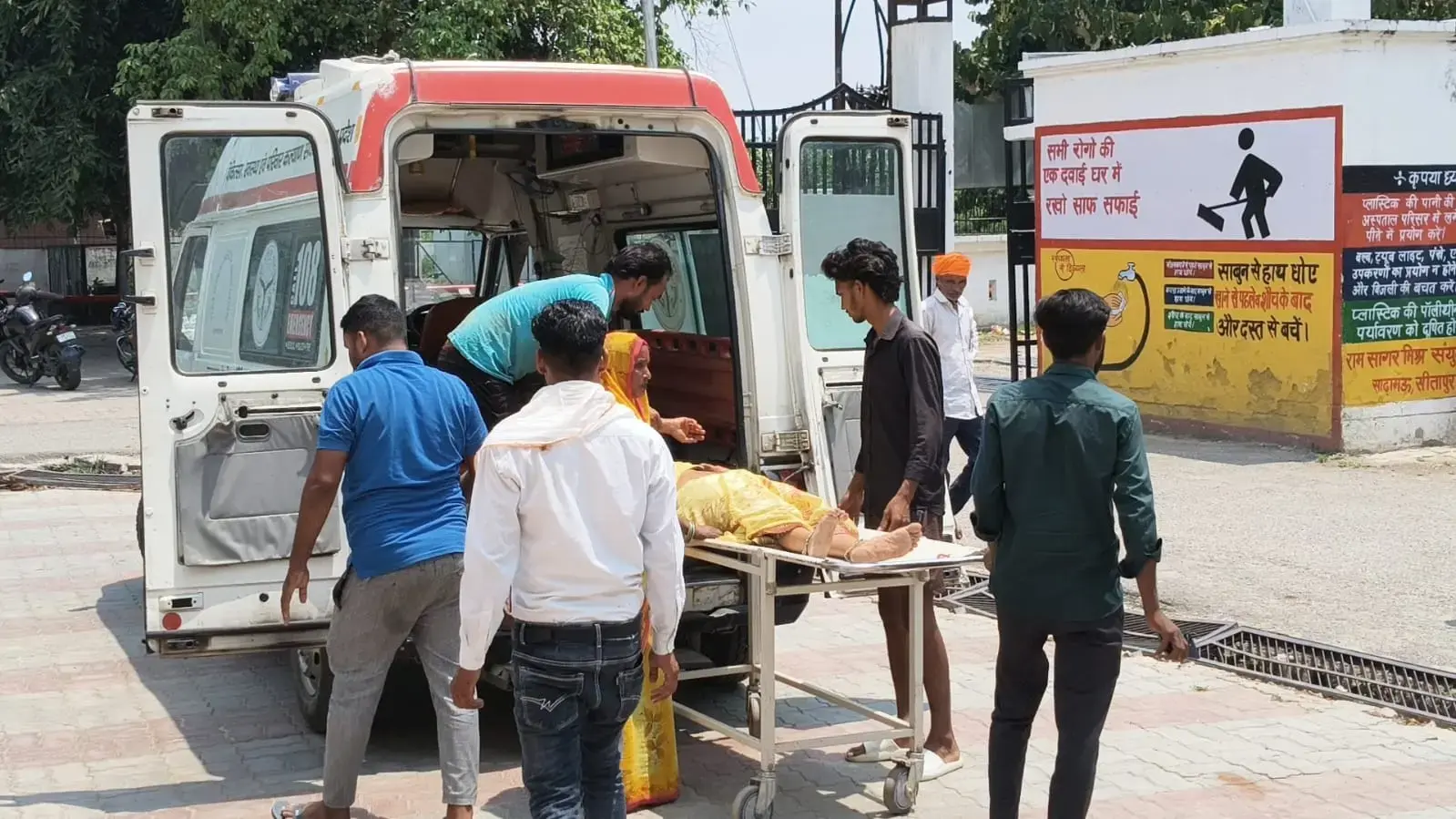 घायल महिला को एम्बुलेंस से हॉस्प्टिल लेकर पहुचे परिजनby RExpress भारत