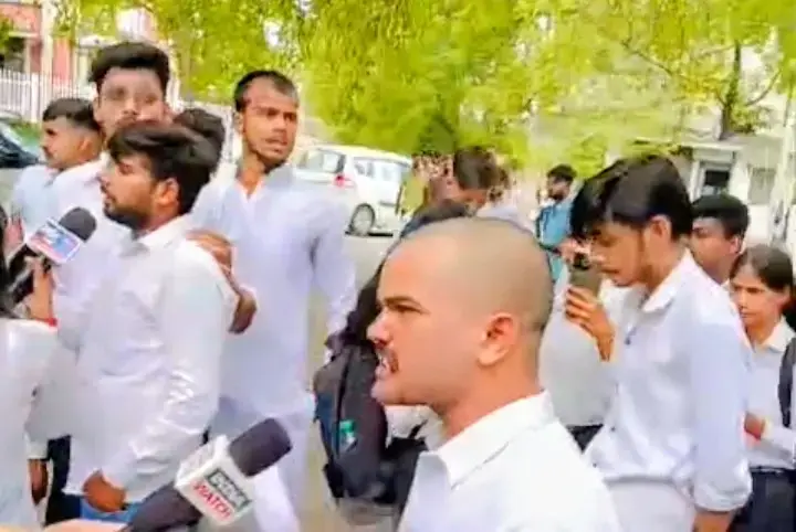  शिक्षा विभाग के खिलाफ छात्रों का विरोध सौ0
RExpress भारत