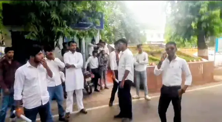 भारी संख्या पर छात्र प्रदर्शन की तैयारी करते हुए सौ0 RExpress भारत