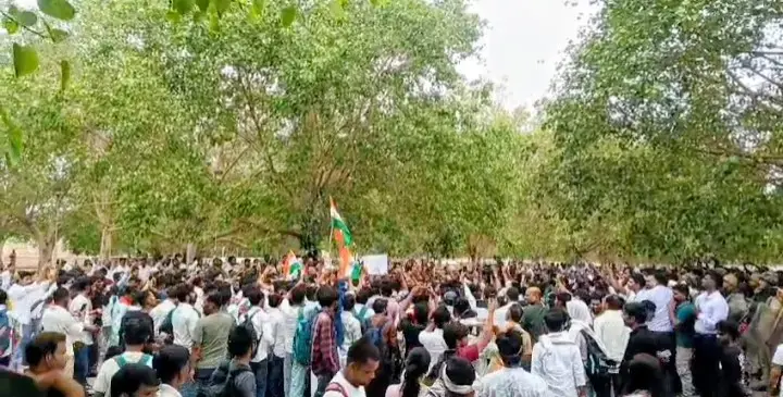 भारी संख्या में छात्र मौजूद सौ0 RExpress भारत 