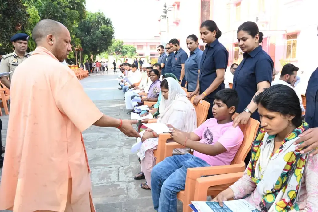  बच्चों से भी मिले सीएम योगी
सौ0 RExpress भारत