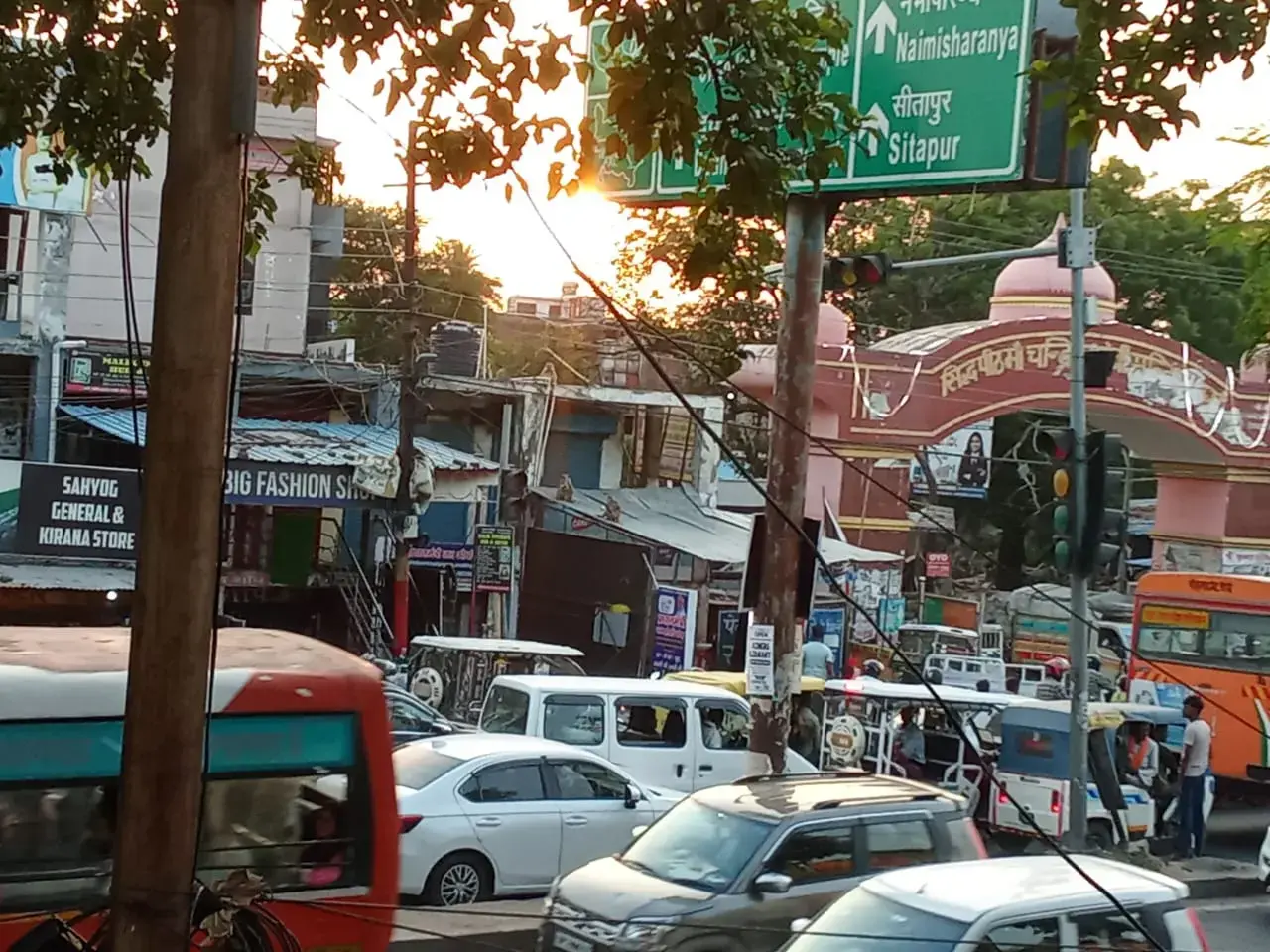 चंद्रिका देवी मार्ग के गेट पर लगा जाम सौ0 RExpress भारत 