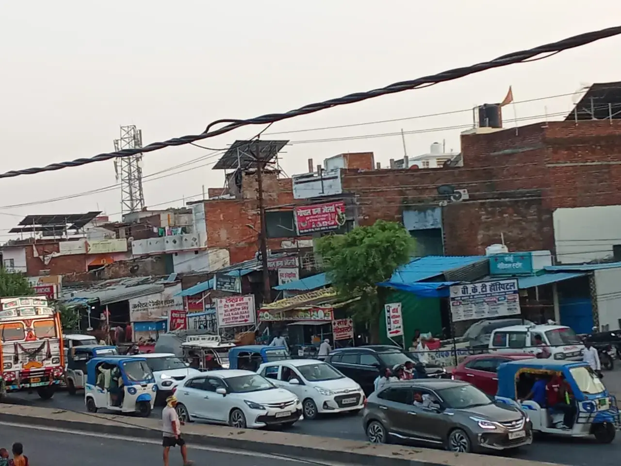 जाम के कारण धीरे — धीरे वाहन चलते हुए
सौ0 RExpress भारत 