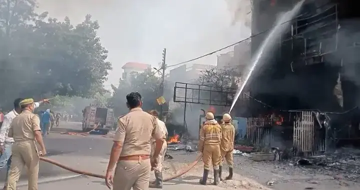 पुलिस और फायर ब्रिगेड आग पर काबू पाते हुए सौ0 RExpress भारत