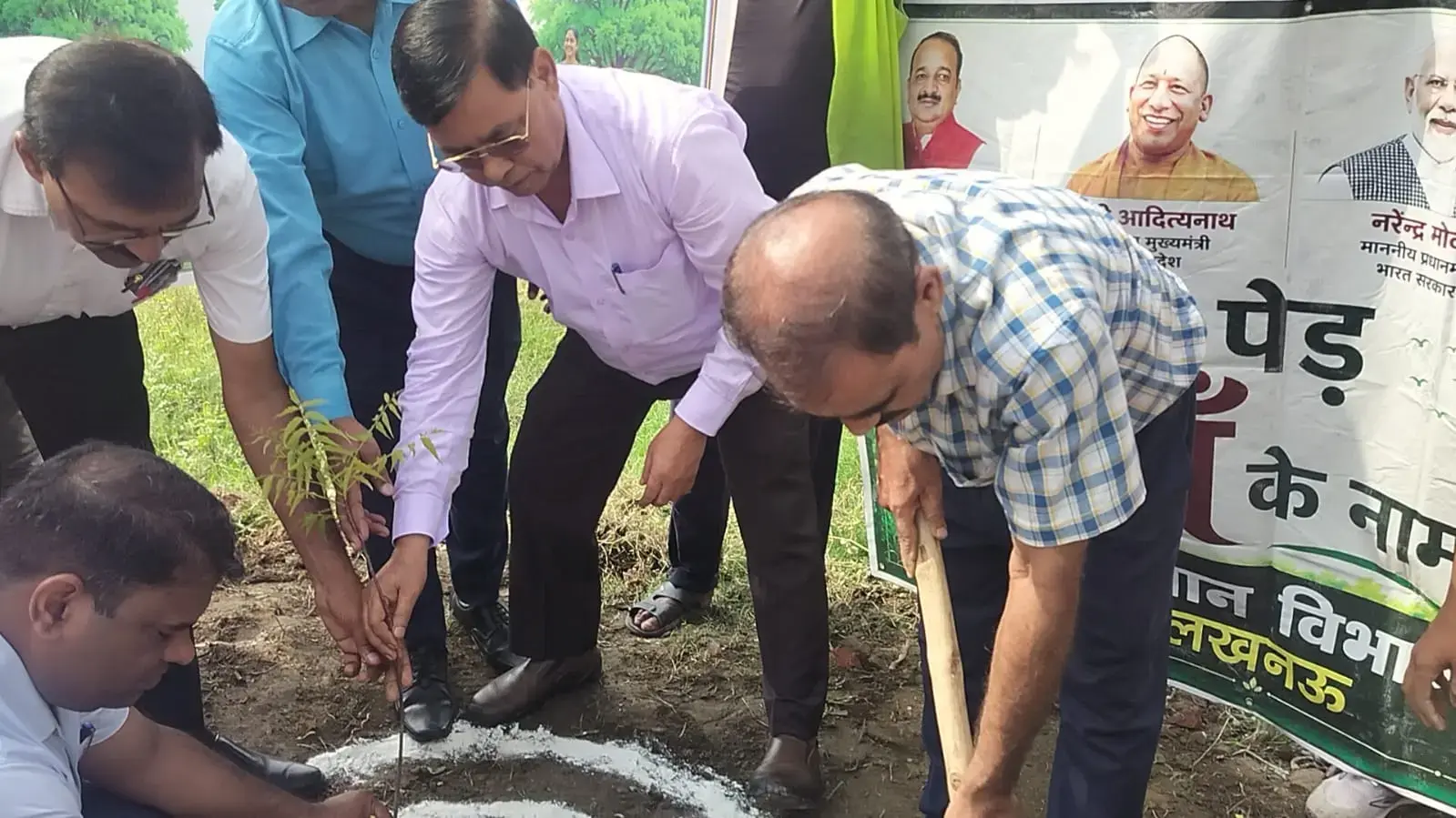 स्कूल प्रशासन पेड़ लगाते हुए फोटो सौ0 RExpress भारत
